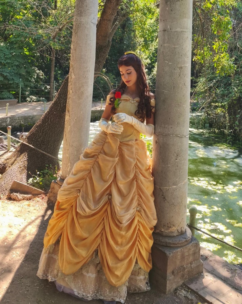 Bella con vestido de gala y rosa mágica